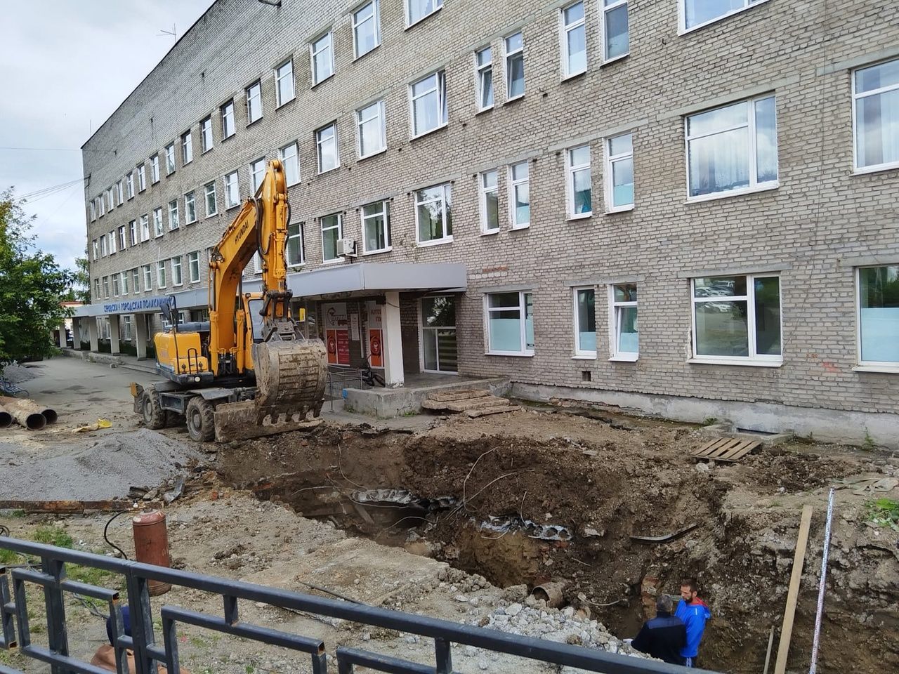 Из-за ремонта теплосетей в серовской поликлинике закрыли центральный вход