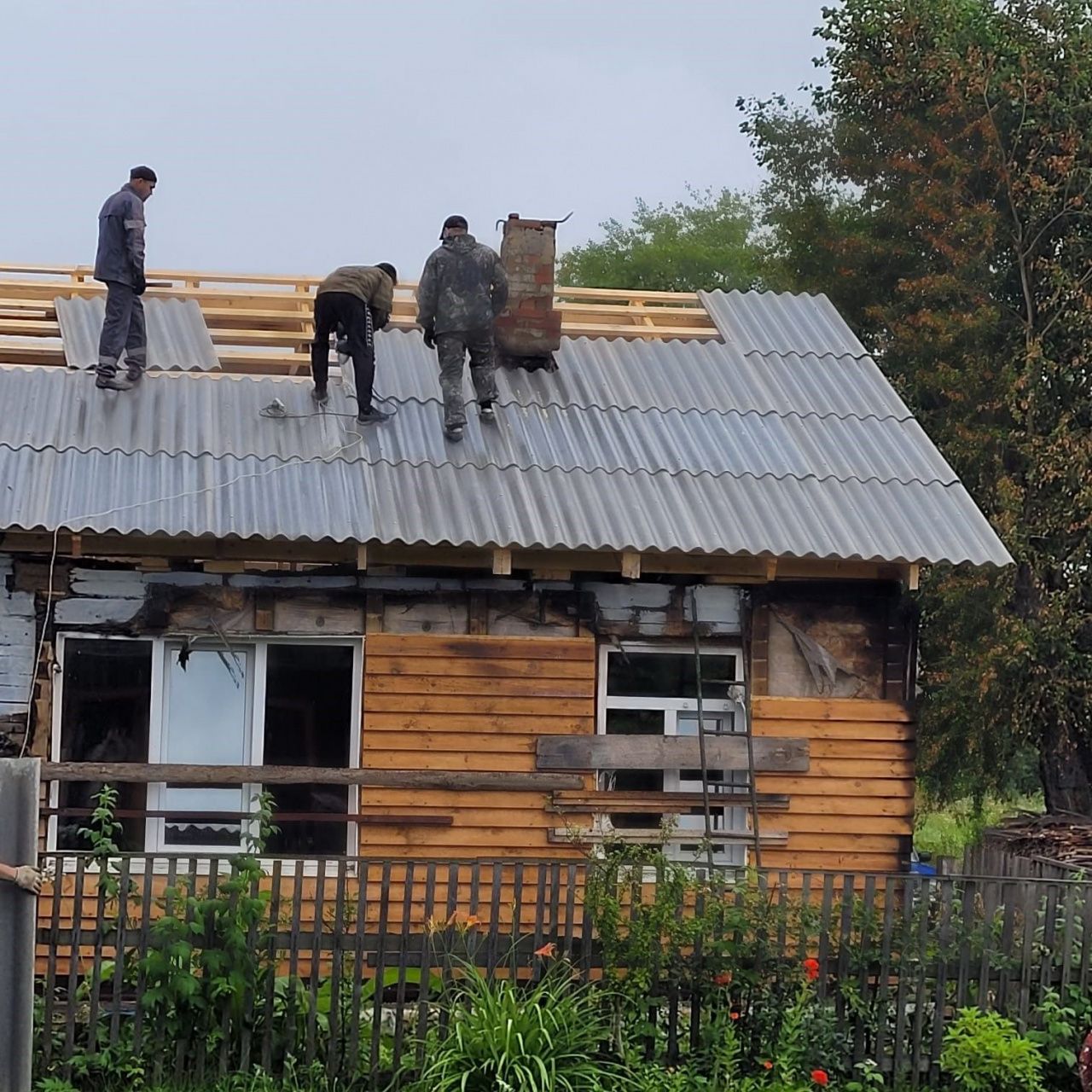 “С миру по копеечке и новая крыша появилась”. Серовские погорельцы восстановили сгоревшую крышу барака