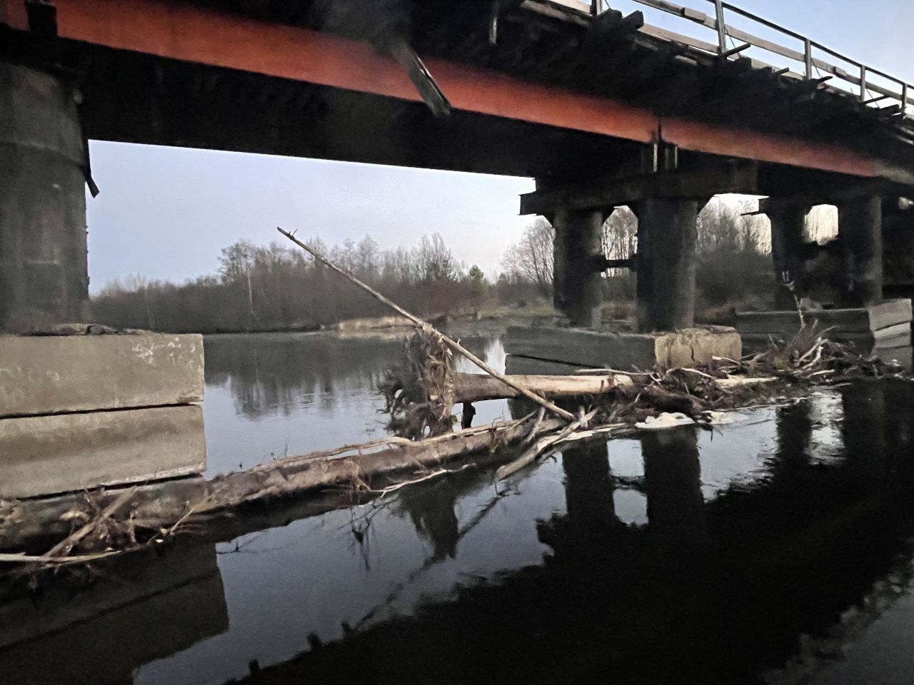 Жители Серова пожаловались на мусор, который прибило к опорам Чкаловского моста