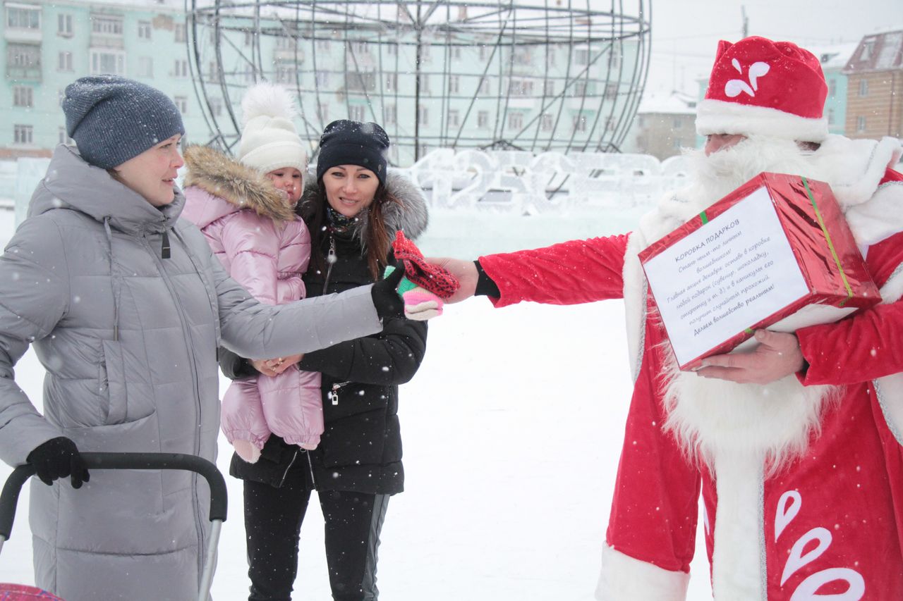 Дед Мороз из “Глобуса” порадовал горожан подарками