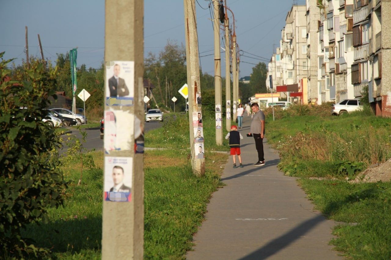 В Серове за бюджетный счет очищают столбы от агитационных листовок и другой  рекламы | Новости | СеровГлобус.ру