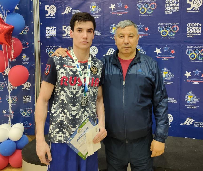 Глеб Мамаджанов завоевал серебро чемпионата УрФО по боксу