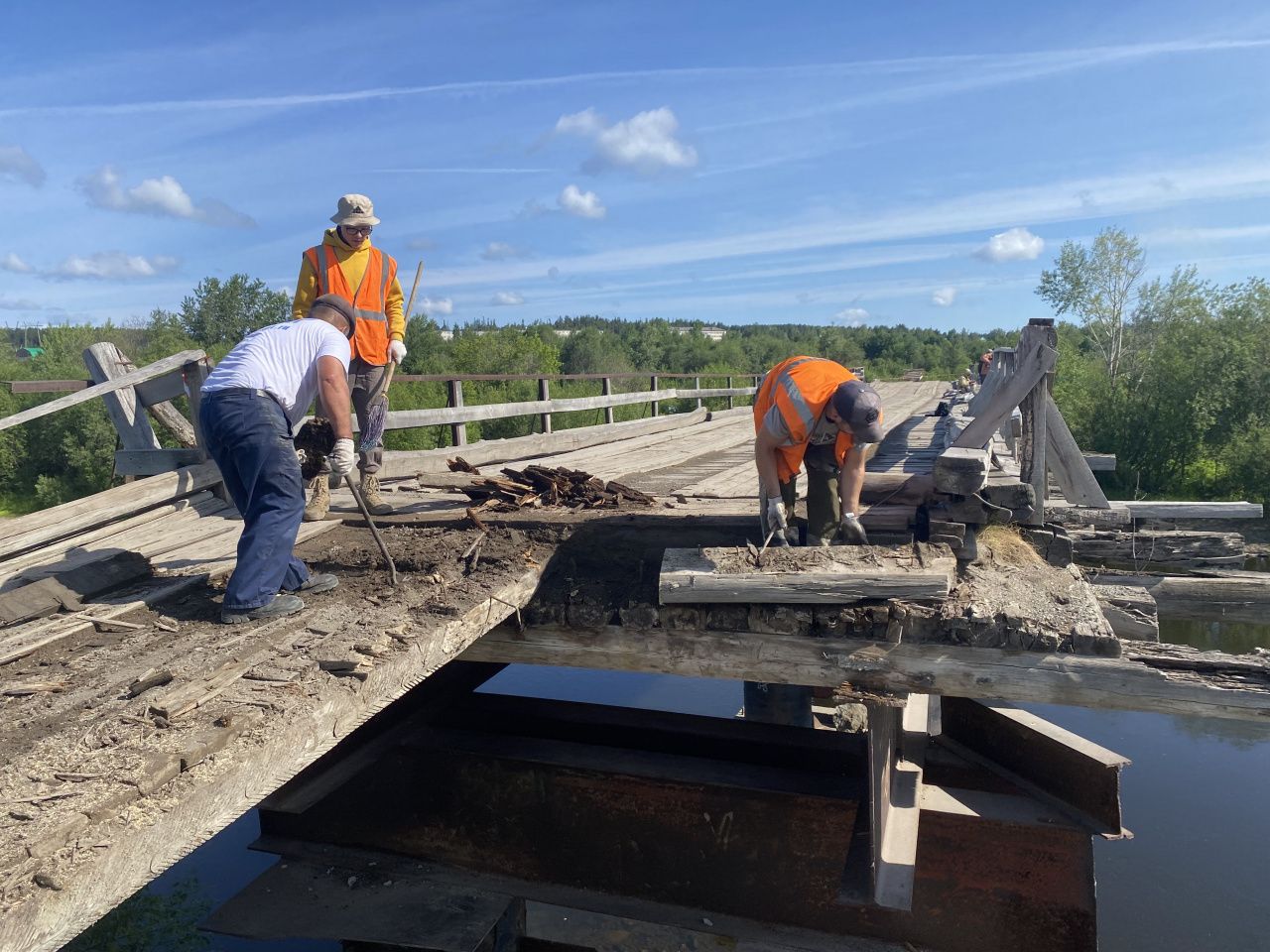 В Серове ремонтируют въезд на автомобильный мост, который накануне разрушила тяжелая техника