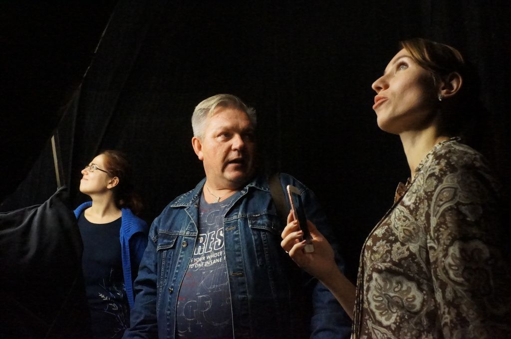 Серовчан приглашают посетить выставку главного художника драмтеатра Алексея Унесихина