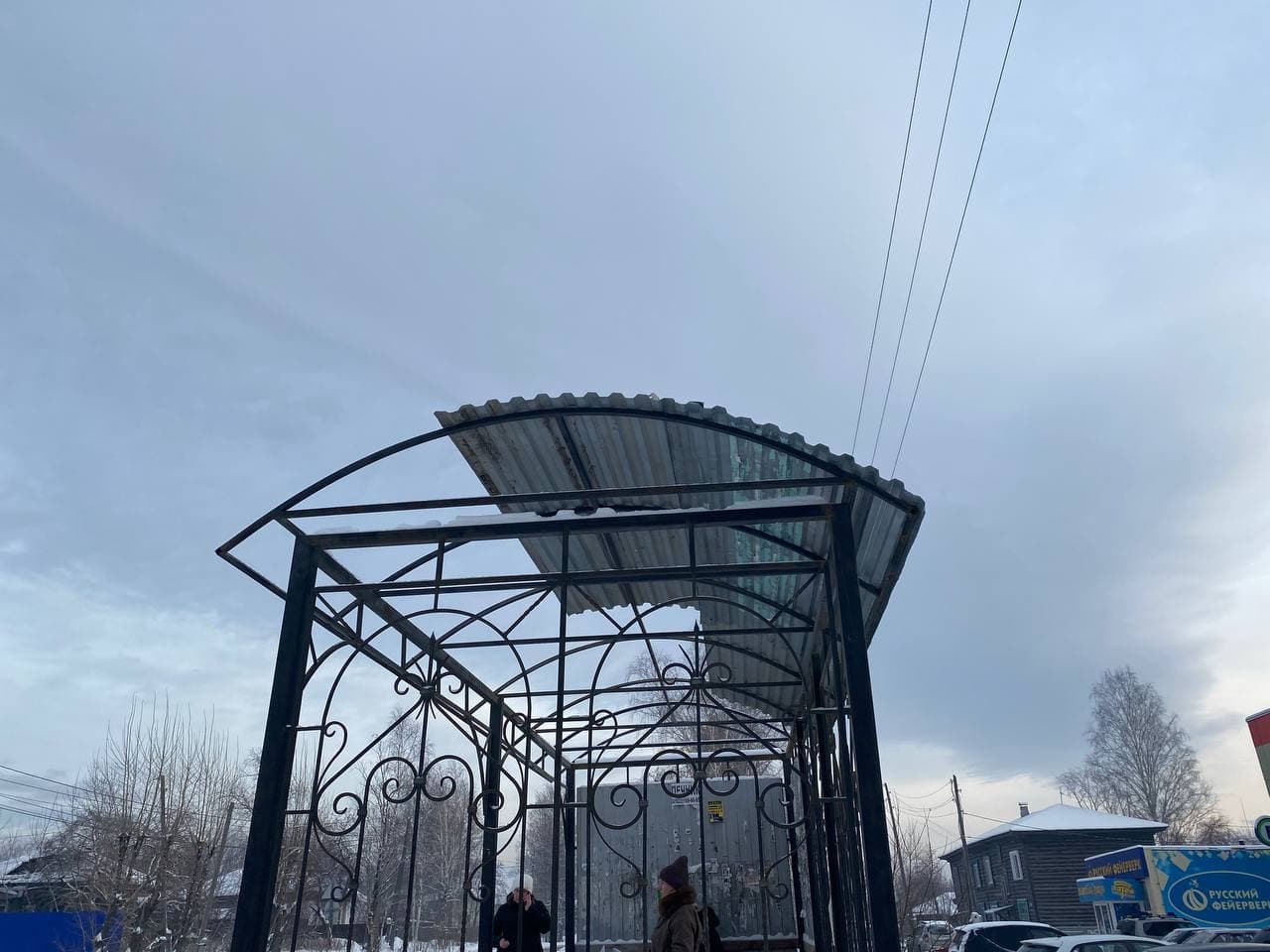 Крыша автобусной остановки в Серове не выдержала веса снега?