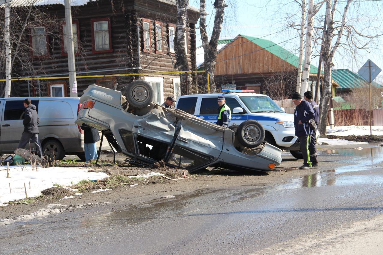 В ДТП в Серове перевернулась легковушка