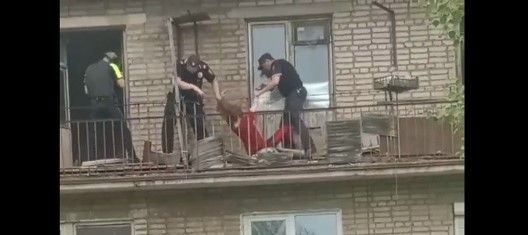 “Она кого-то подрезала”. В поселке Энергетиков женщина бегала по балкону и “кидалась банками в полицейских”