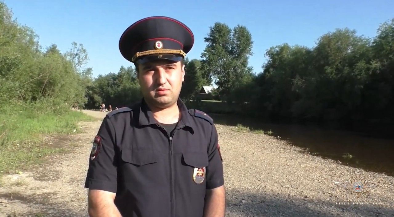 Участковый полиции Серова спас тонущую девочку