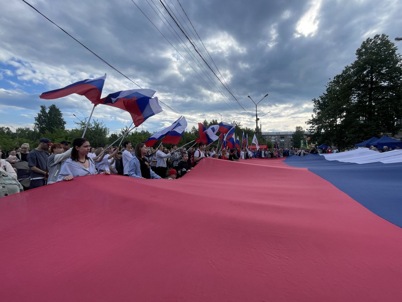 В День России серовчане били баклуши, пили сбитень и слушали песни