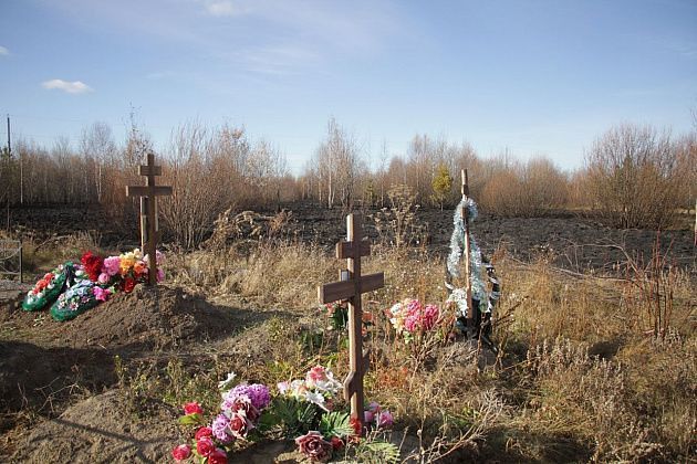 Пенсионер переживает за сохранность дороги до нового кладбища Серова