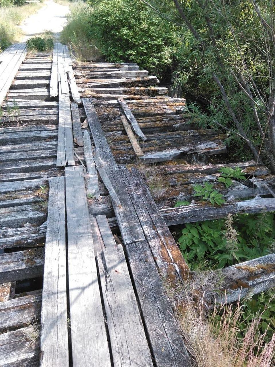 В Серове не будут ремонтировать разваливающийся мост в Вятчино. На подходе к нему поставят знак "Въезд запрещен"