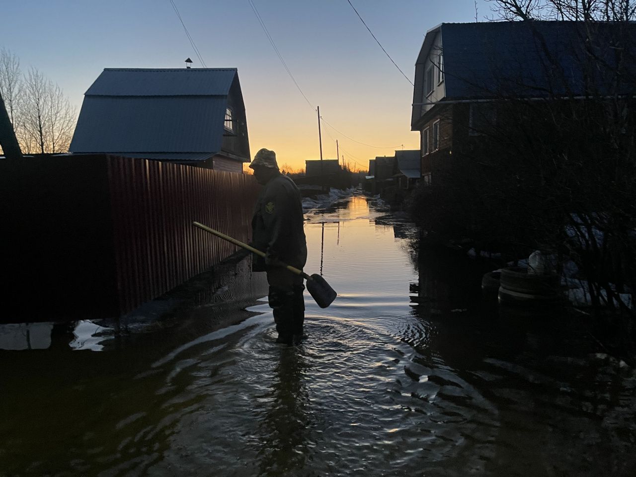 "На участках вода течет как река". Вешними водами затопило сады под Серовом