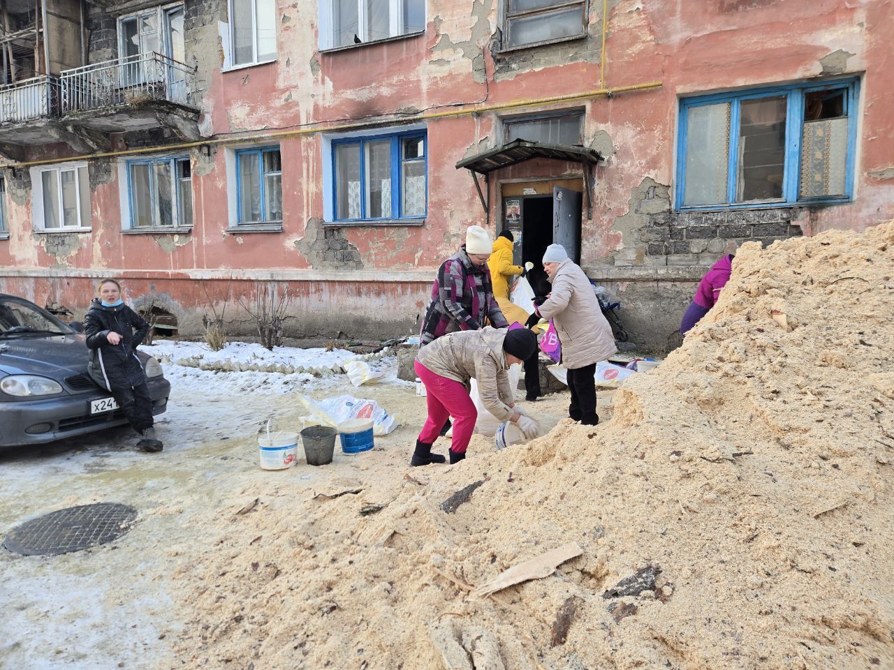 “Каналья” течет, управляющая компания игнорирует”. Серовчане из аварийного дома сами осушили подвал, заказав опил