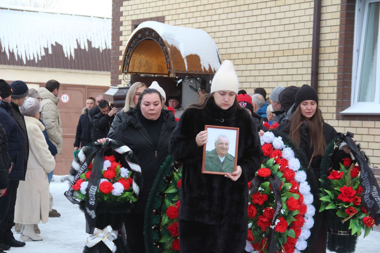 "Мы потеряли выдающегося человека, легенду". Серовчане простились с Рудольфом Жуйковым