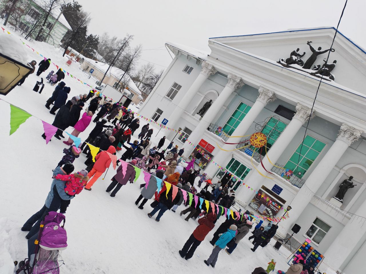 “Какой секрет? С улыбкой, с сахаром”. В поселке Энергетиков конкурсом блинного искусства отметили Масленицу 
