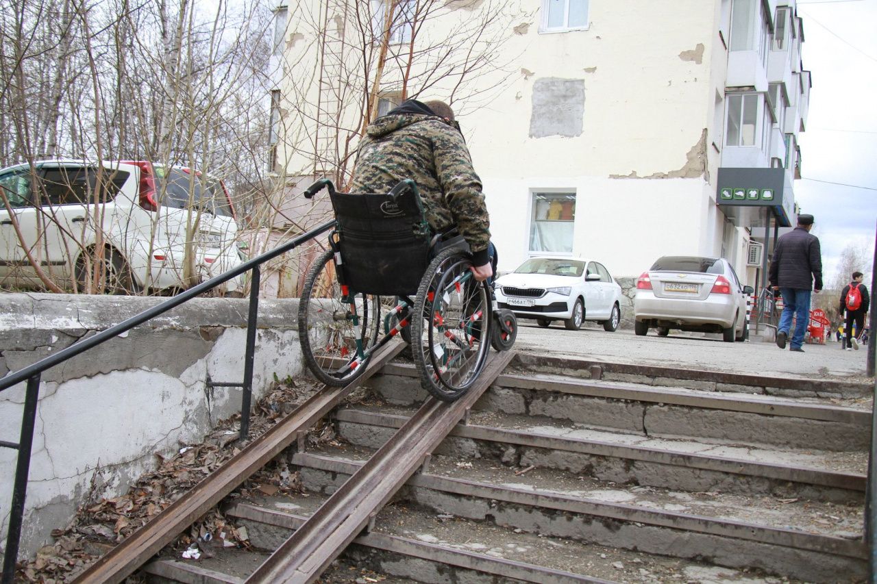 В Серове на ремонт лестницы на тротуаре по улице Ленина выделено 858 тысяч  рублей. Обустроят пандус | Новости | СеровГлобус.ру