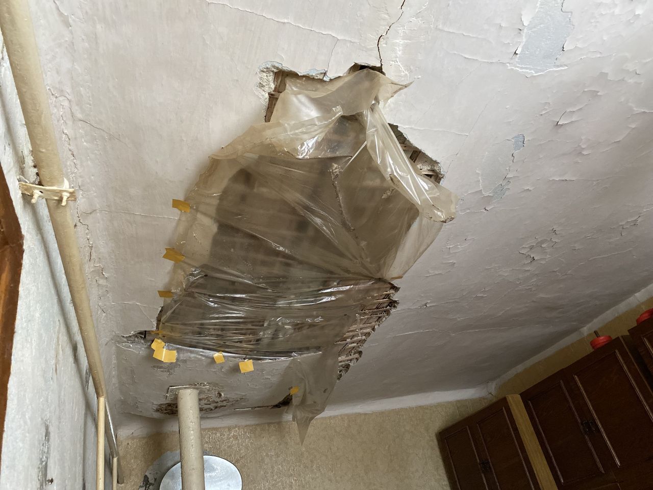 Жители дома в Серове каждый день боятся, что потолок рухнет им на головы