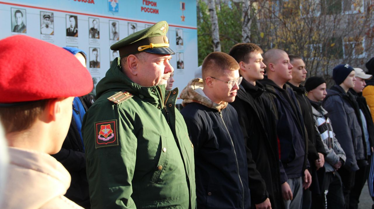 Служите честно”. В Серове отправили первых новобранцев на срочную службу в  армию в рамках осеннего призыва | Фотогалереи | СеровГлобус.ру