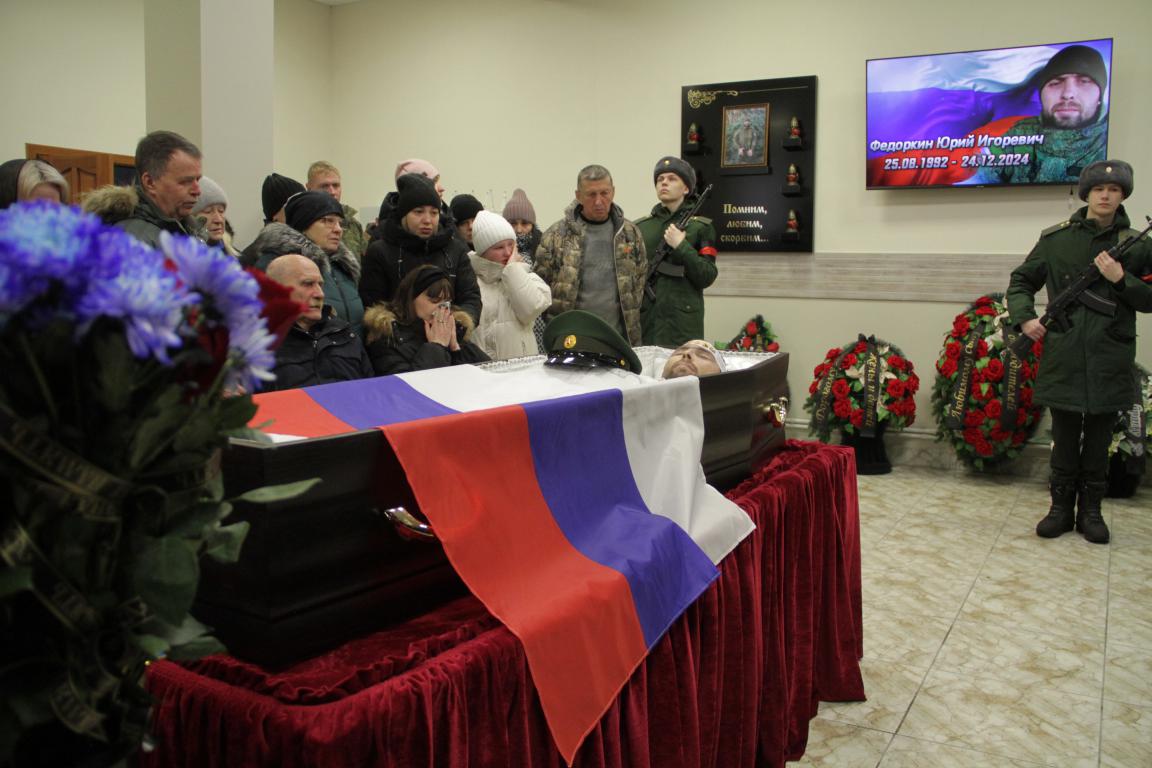 “Это было не его задание”. Серовчане простились с погибшим на СВО Юрием Федоркиным 
