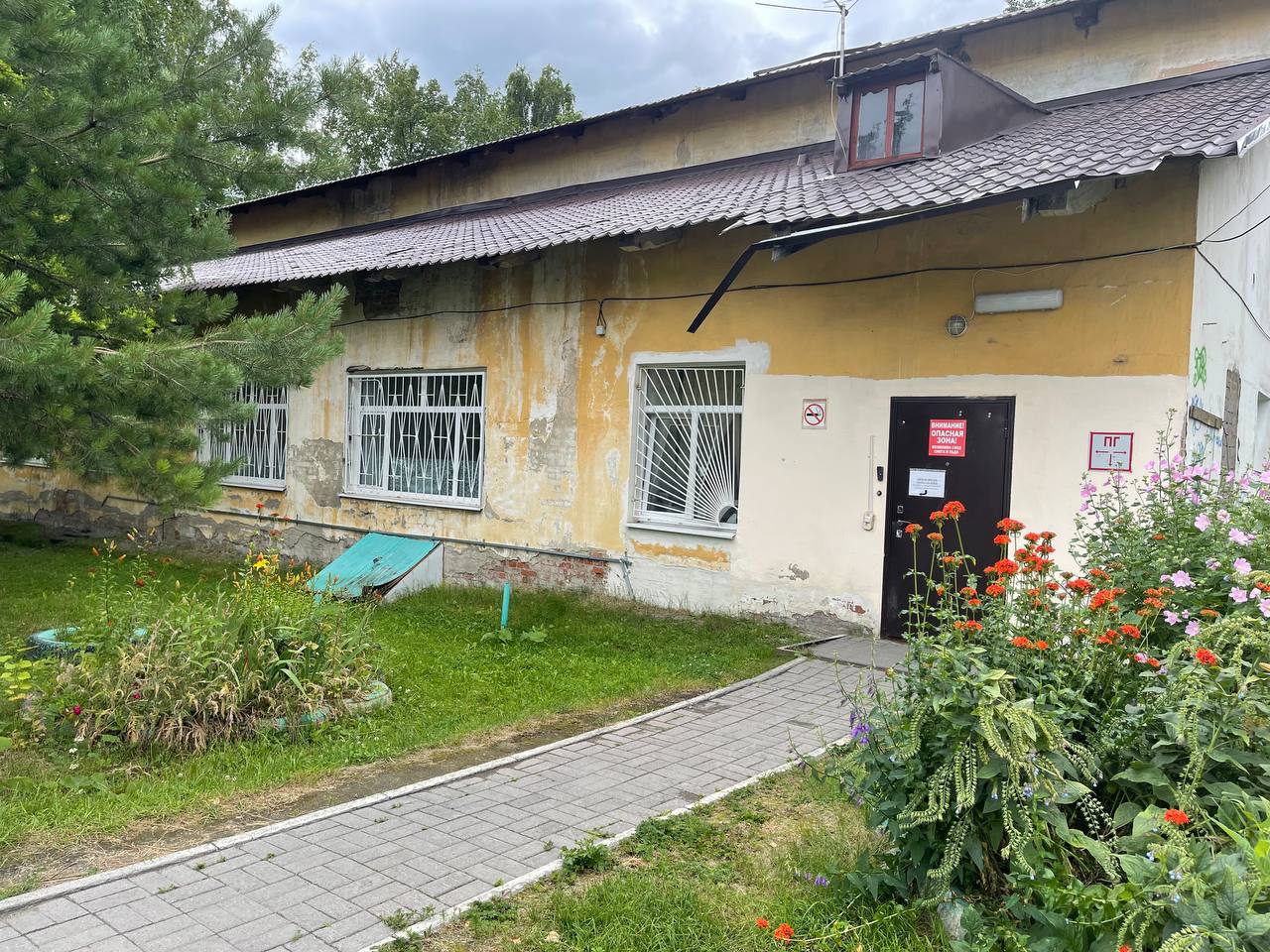 Посетители сломали входную дверь в наркологическом диспансере Серова