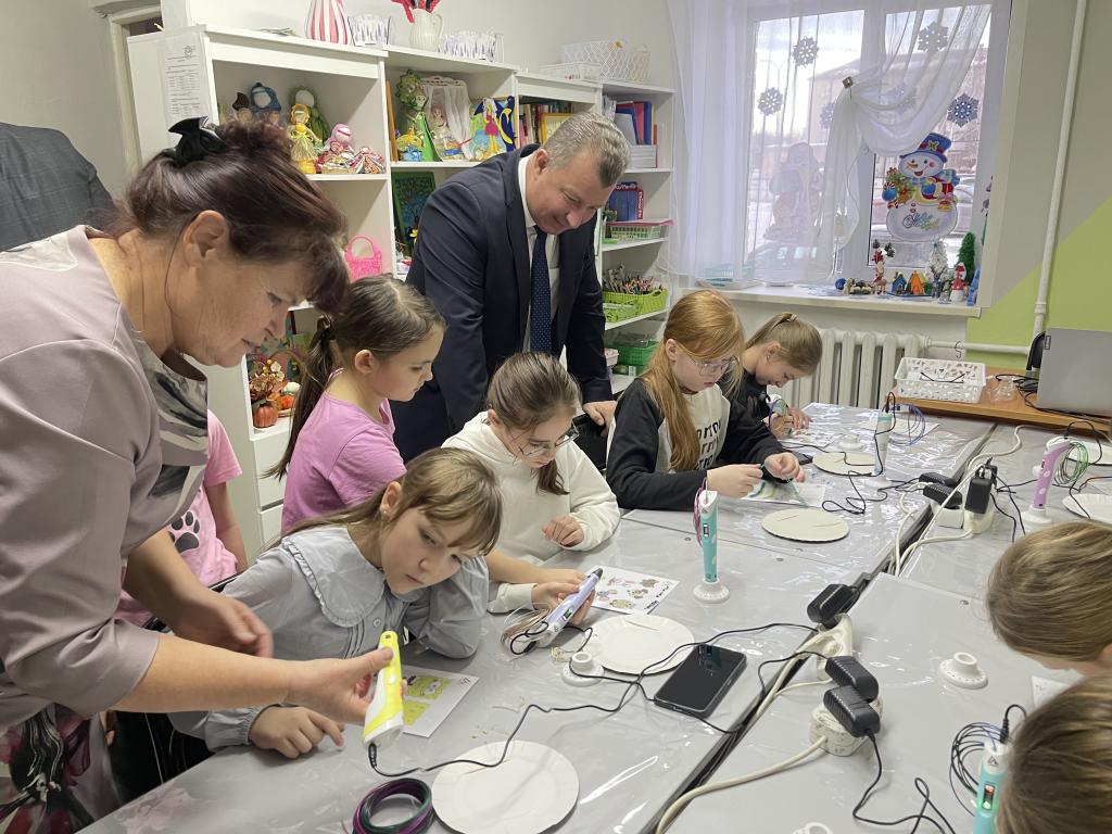 “С помощью 3D-ручки мы создадим свой домик, город”. В клубе “Механик” открылся “Креативный бум”