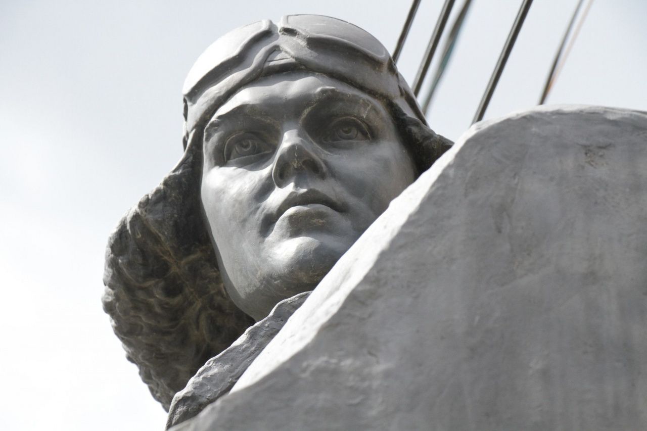 Серовчан приглашают в детскую библиотеку посмотреть выставку "Парень из нашего города"