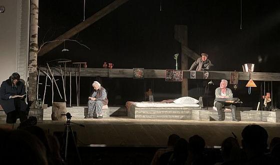 “Куда-то в вечность бросились”. Театральные критики оценили спектакль Серовской драмы “Одни” 