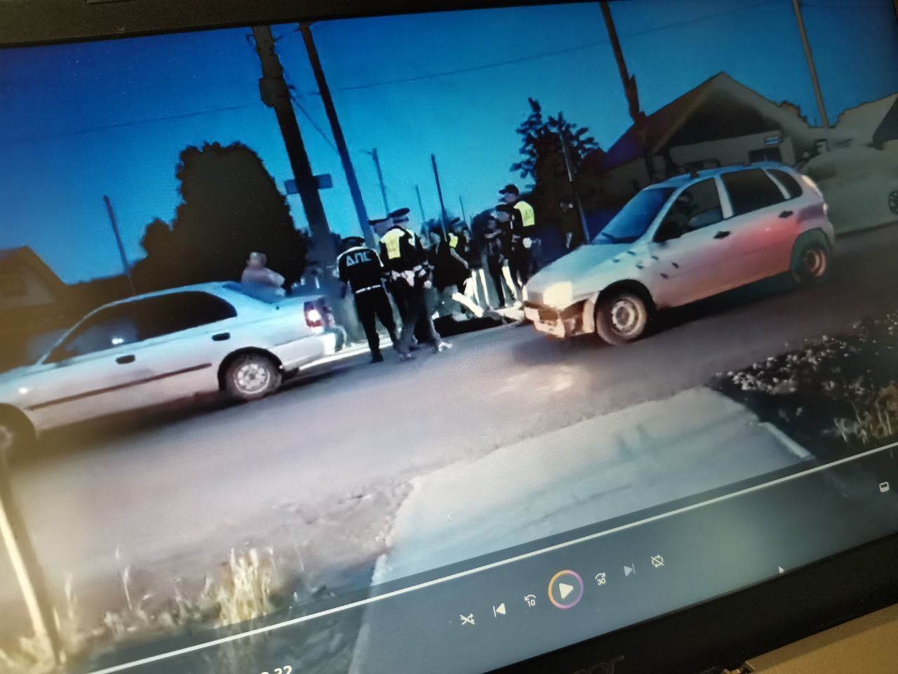 ДТП не было. В сети распространяется видео с мужчиной, лежащим на обочине дороги в Серове