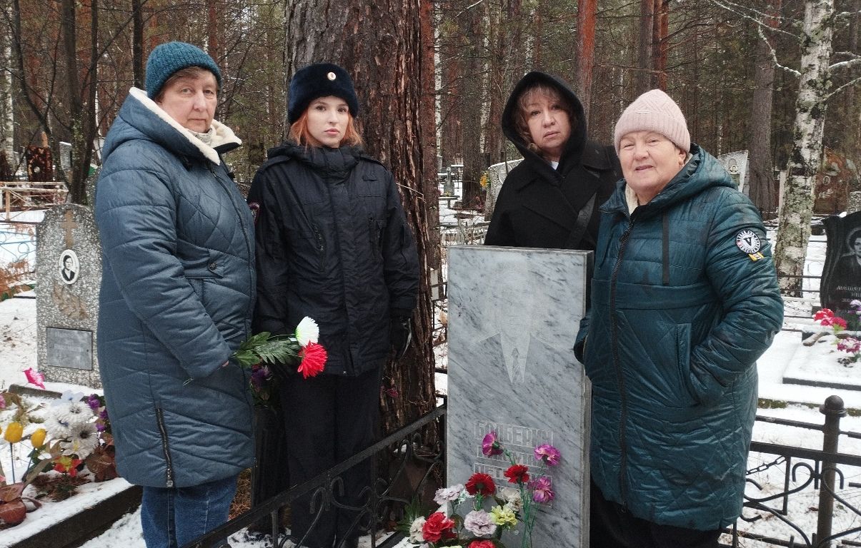 Полиция Серова посетила места захоронений сотрудников, погибших при исполнении служебных обязанностей