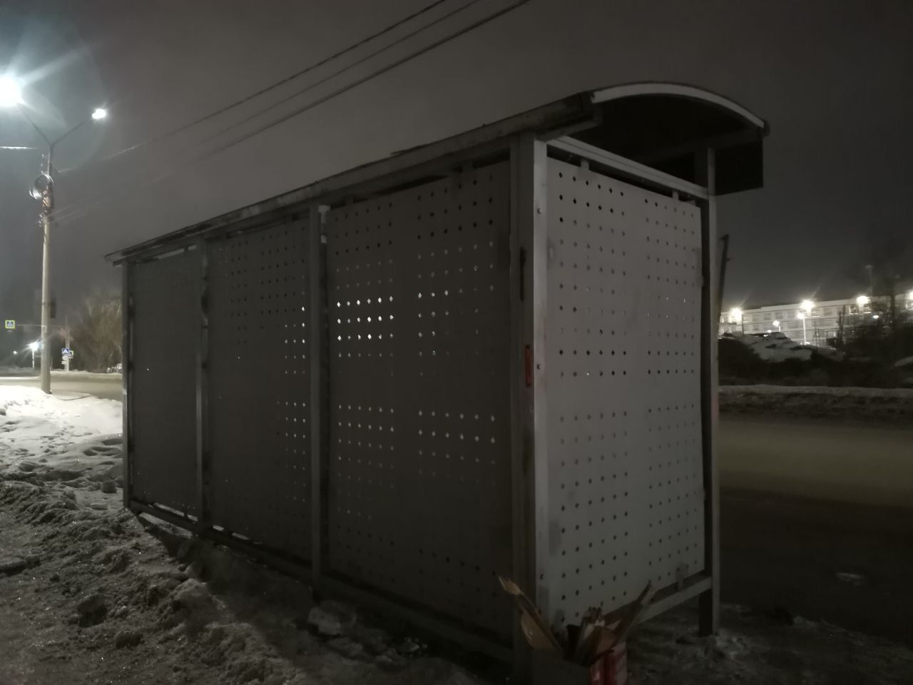 «Остановка-дуршлаг». В Серове началась замена стекол на металл на остановках, страдающих от вандалов