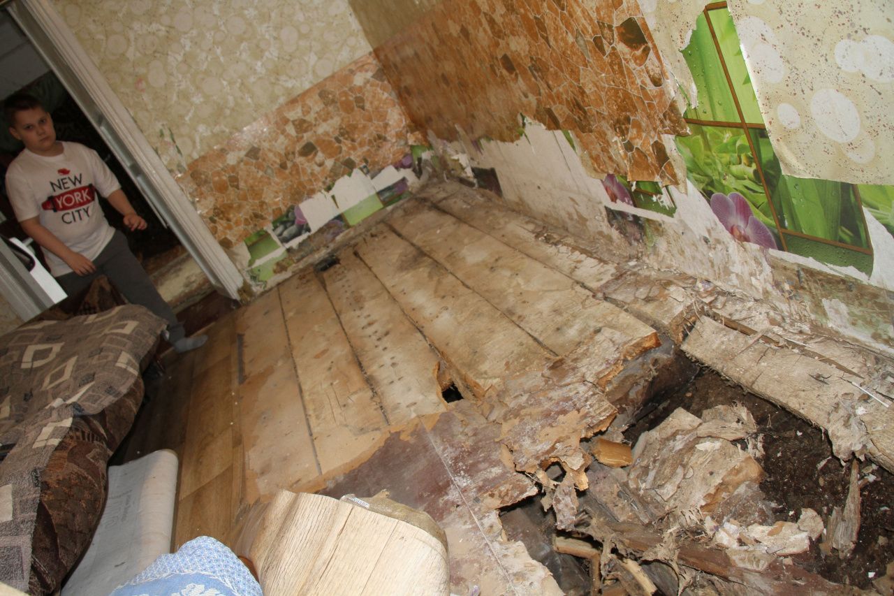 На ремонт квартиры с провалившимся полом власти Серова выделили 136 тысяч рублей