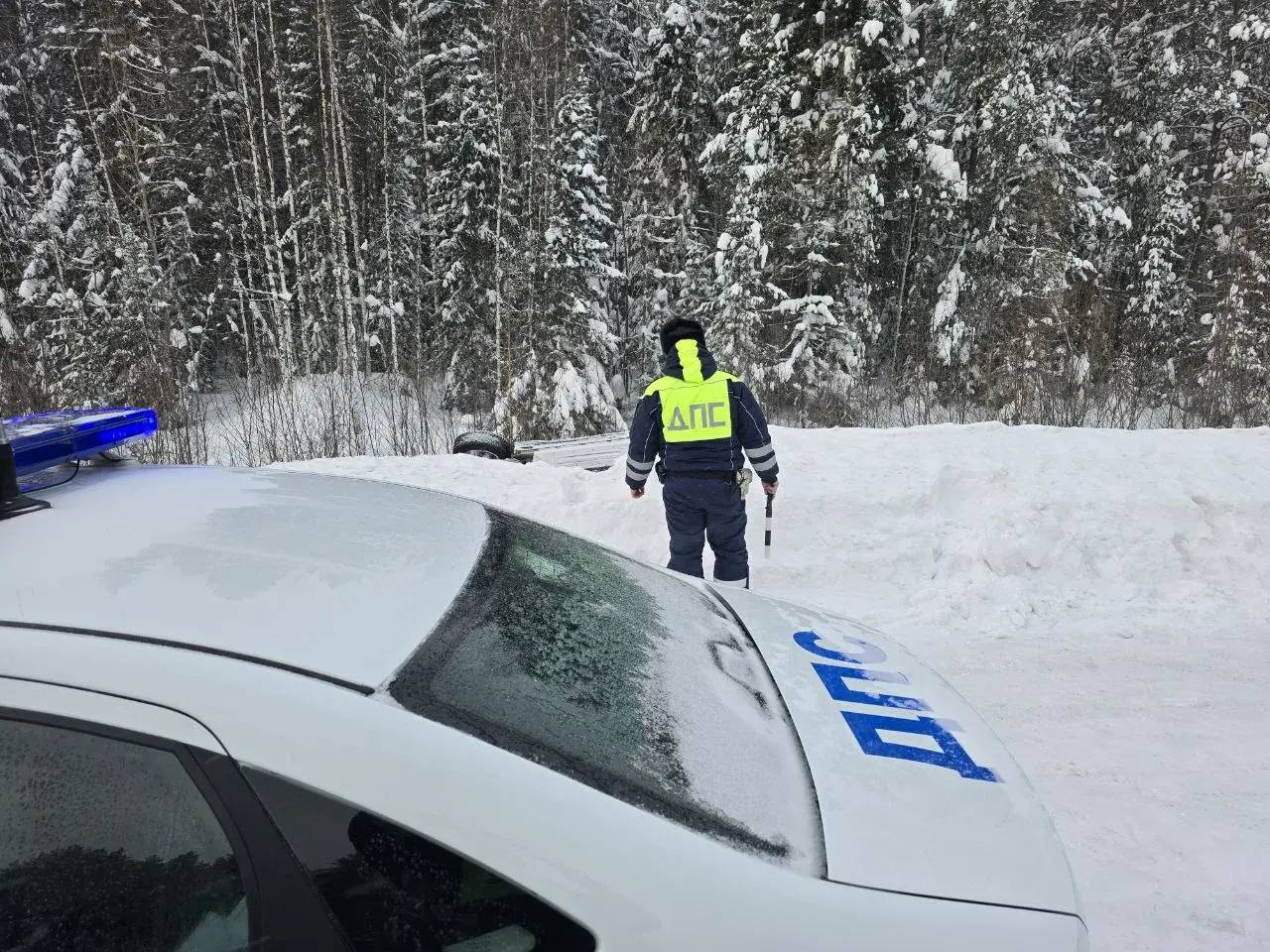 Под Серовом перевернулся автомобиль, который ехал из Екатеринбурга в Ивдель