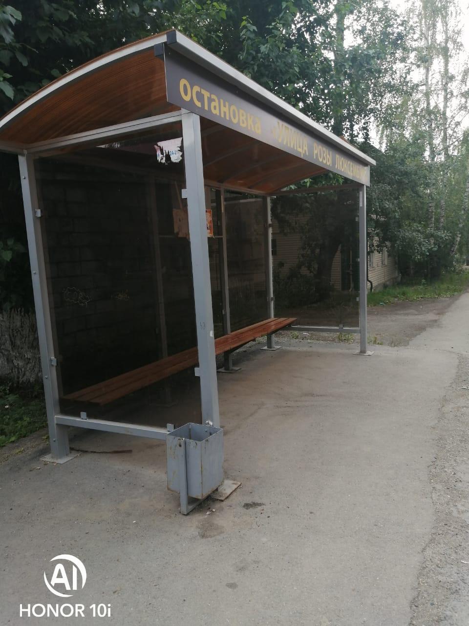 В Серове прибрались на автобусной остановке, где переполнилась урна