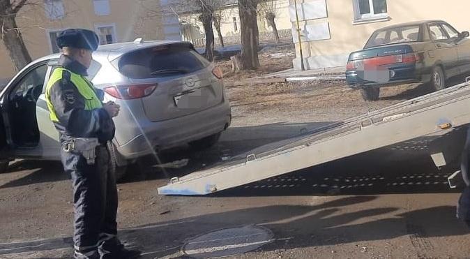 В Серове пьяный мужчина сел за руль, чтобы съездить за добавкой. И попался ДПС