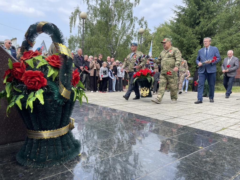 В День ветеранов боевых действий серовчане возложили цветы к мемориалу "Колокол"