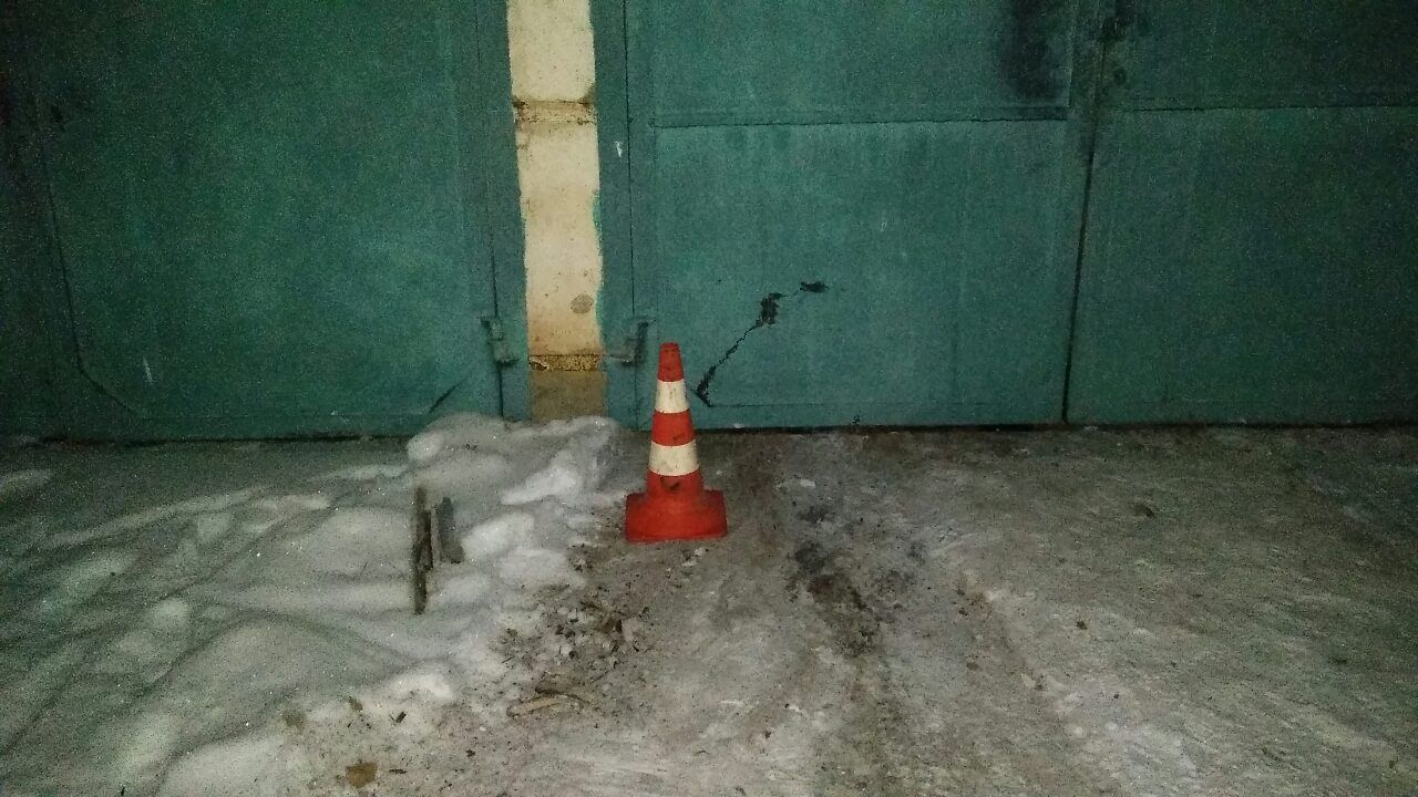 В Серове нетрезвый водитель снегохода въехал в ворота гаражного бокса и получил сотрясение мозга
