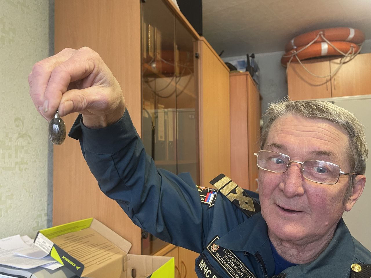 Украшения из Тигрового глаза и плошки из ореха. Инспектор ГИМС создает уникальные вещи из камней и дерева