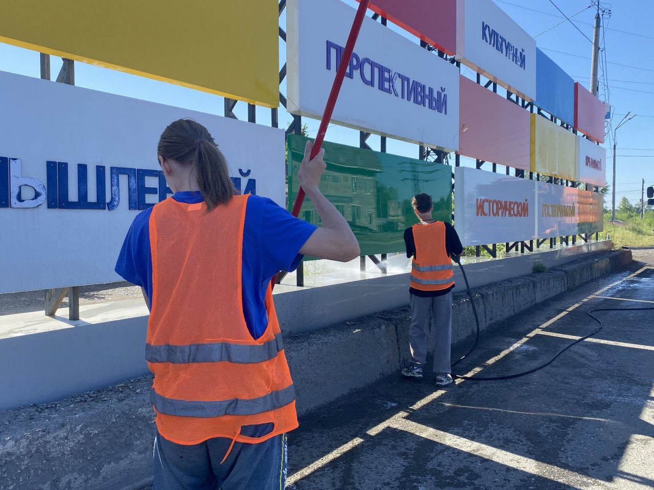 Через молодежную биржу труда в 2025 году на работу устроились 267 серовских подростков из 291 желающих