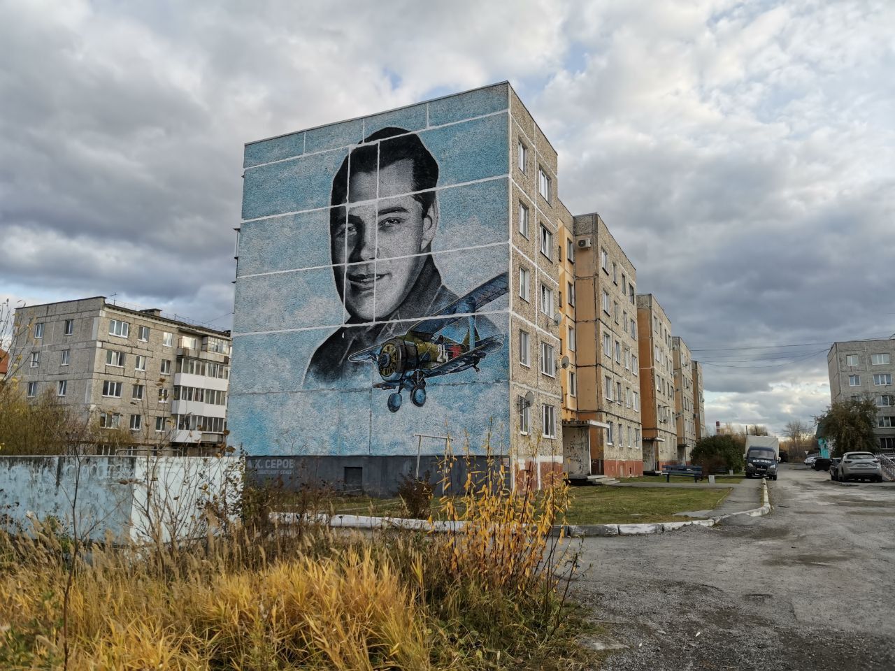 Портрет Анатолия Серова на фасаде пятиэтажки пострадал из-за ремонта межпанельных швов