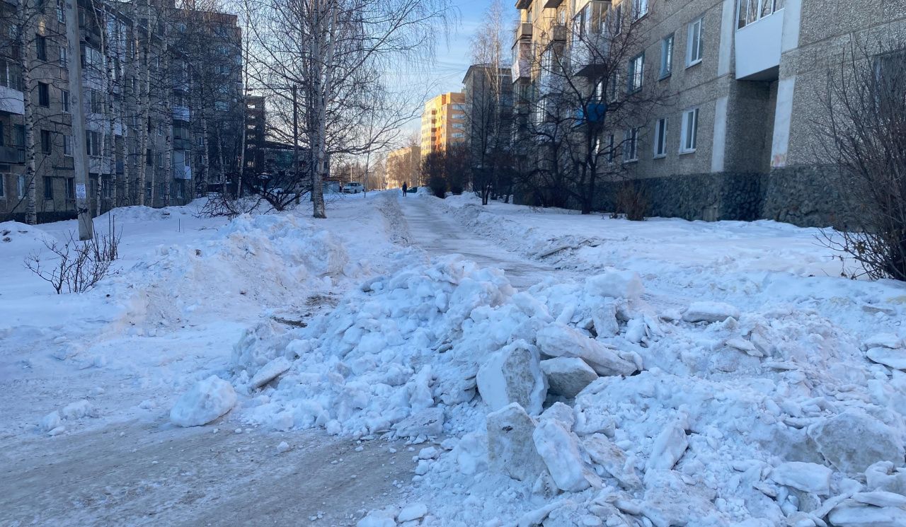 В Серове подходы к тротуару на «Сиреневом бульваре», по которому ездят  автомобили, засыпали снегом | Новости | СеровГлобус.ру