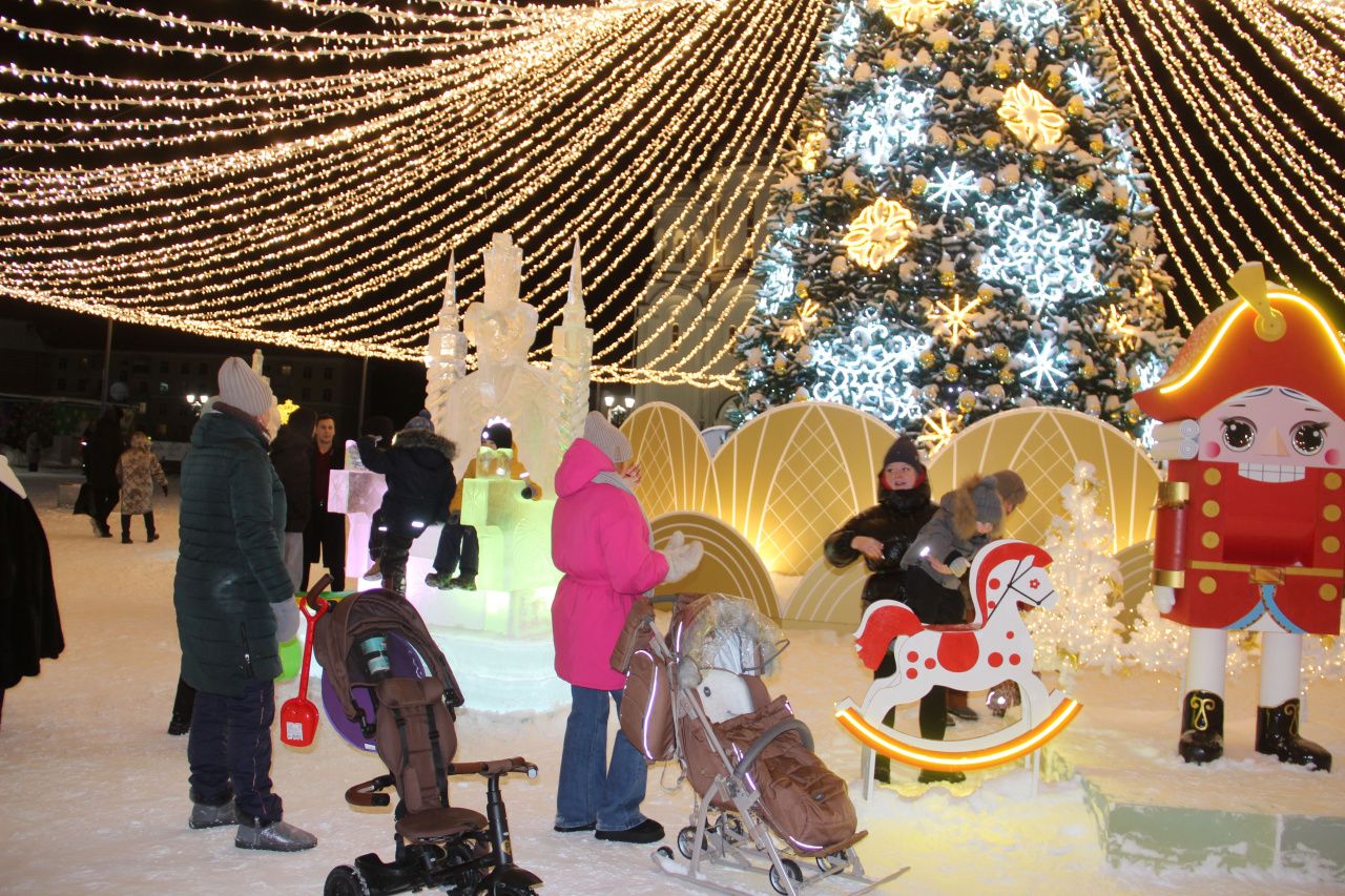 Лед из Челябинска, скульптура-автопортрет и новая ель со световым шатром. В Серове открыли зимний городок