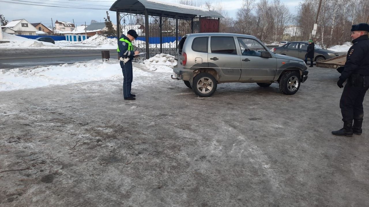 В Серове, на парковке у магазина, водитель сбил пешехода, бросил машину и скрылся