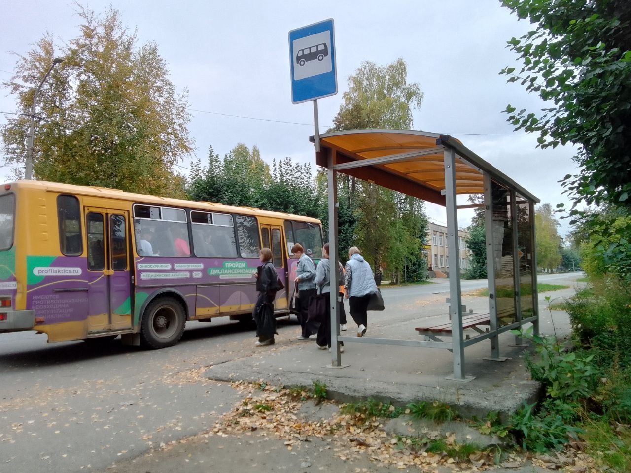 В Серове неизвестные разбили стекла на двух автобусных остановках
