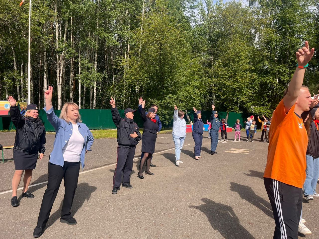 Серовские силовики провели в «Веселом бору» «Зарядку со стражем порядка»