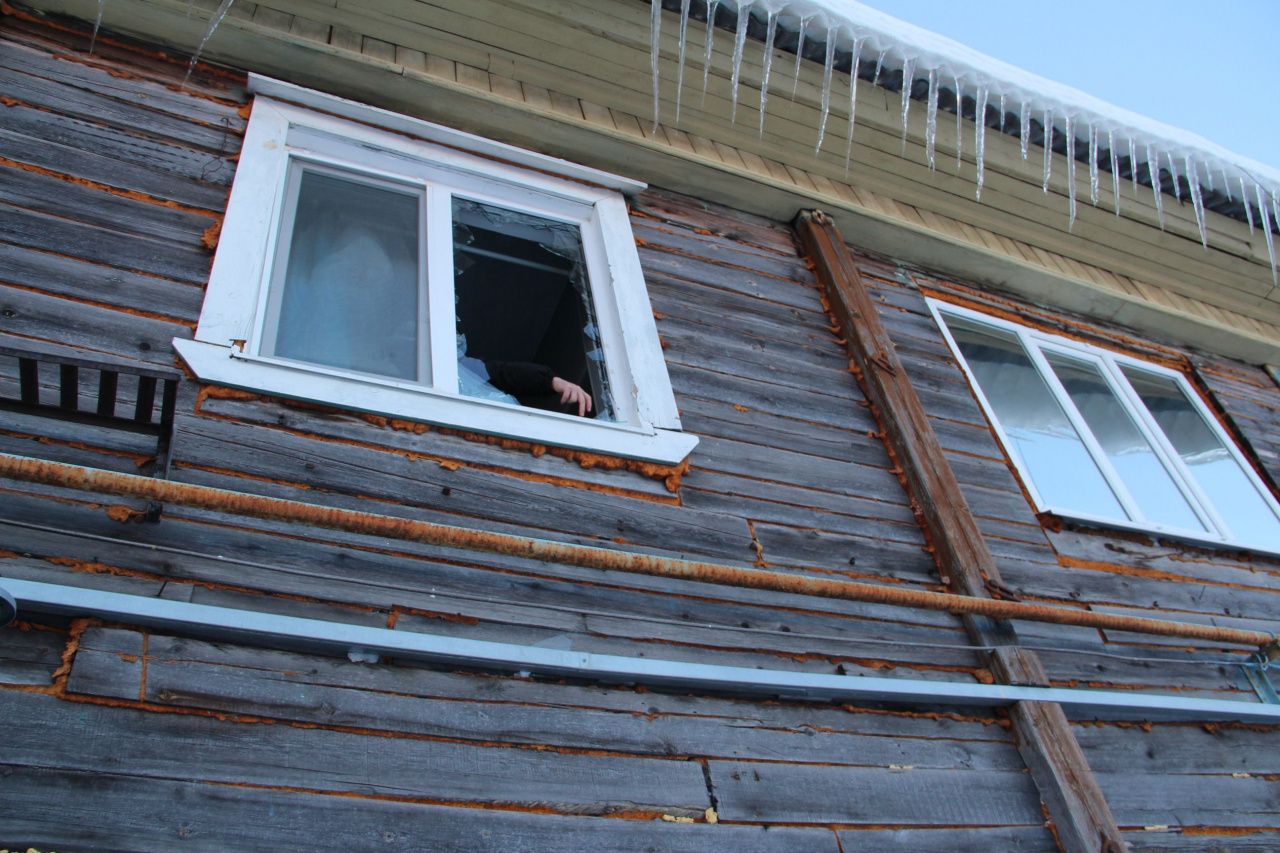 Прокуратура продолжает проверку мэрии Серова из-за аварийного дома, на который ветер обрушил столб