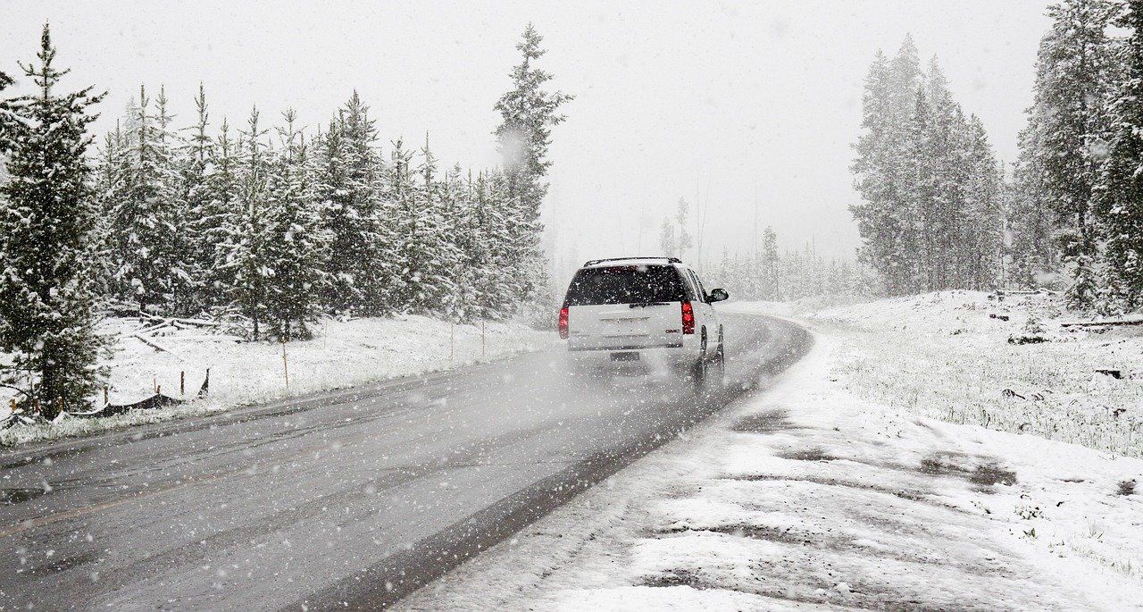 Из-за снегопада ГИБДД призывает водителей отказаться от дальних поездок