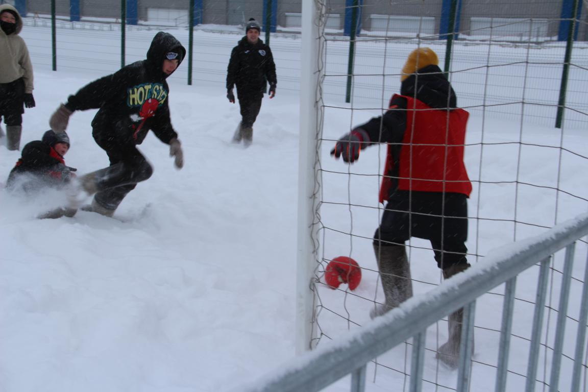 В Серове прошел турнир по валенкоболу. Победила команда школы №9
