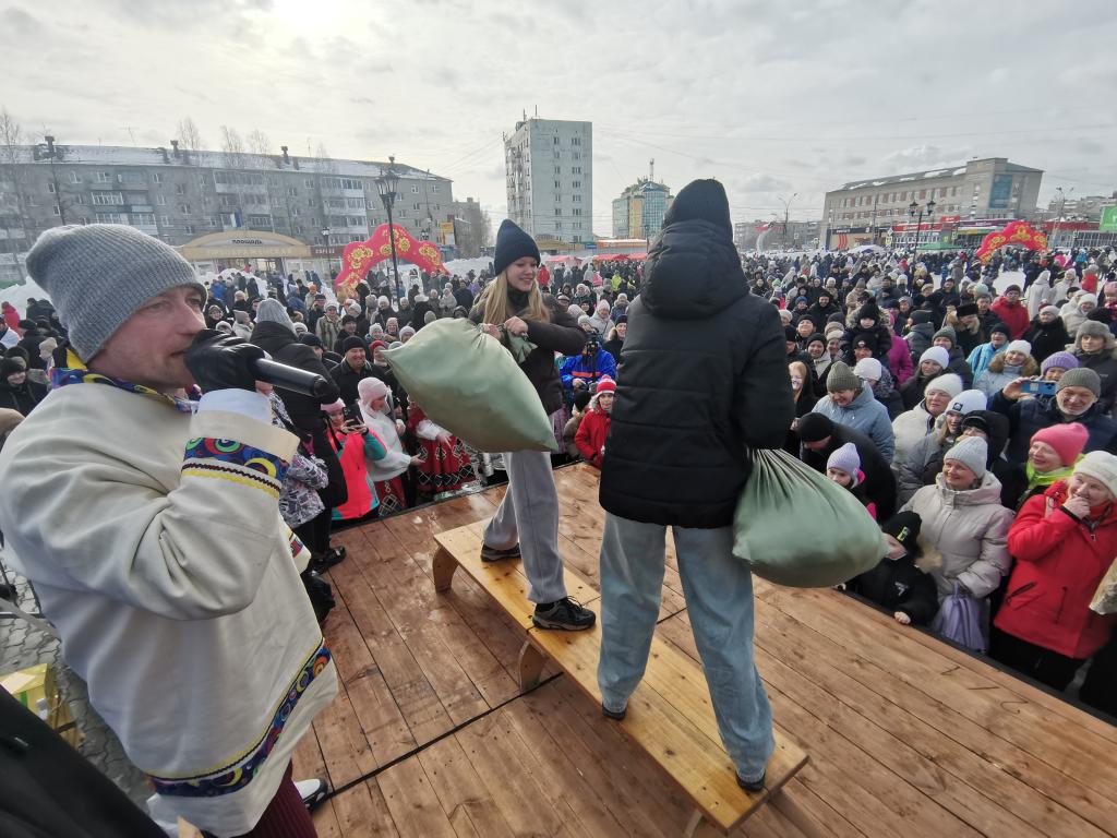 “Главное – готовить с любовью”. В Серове проводили зиму народными забавами и метровыми блинами
