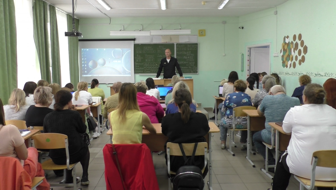 Начальник Следственного отдела полиции Серова рассказал работникам школы о мошенниках