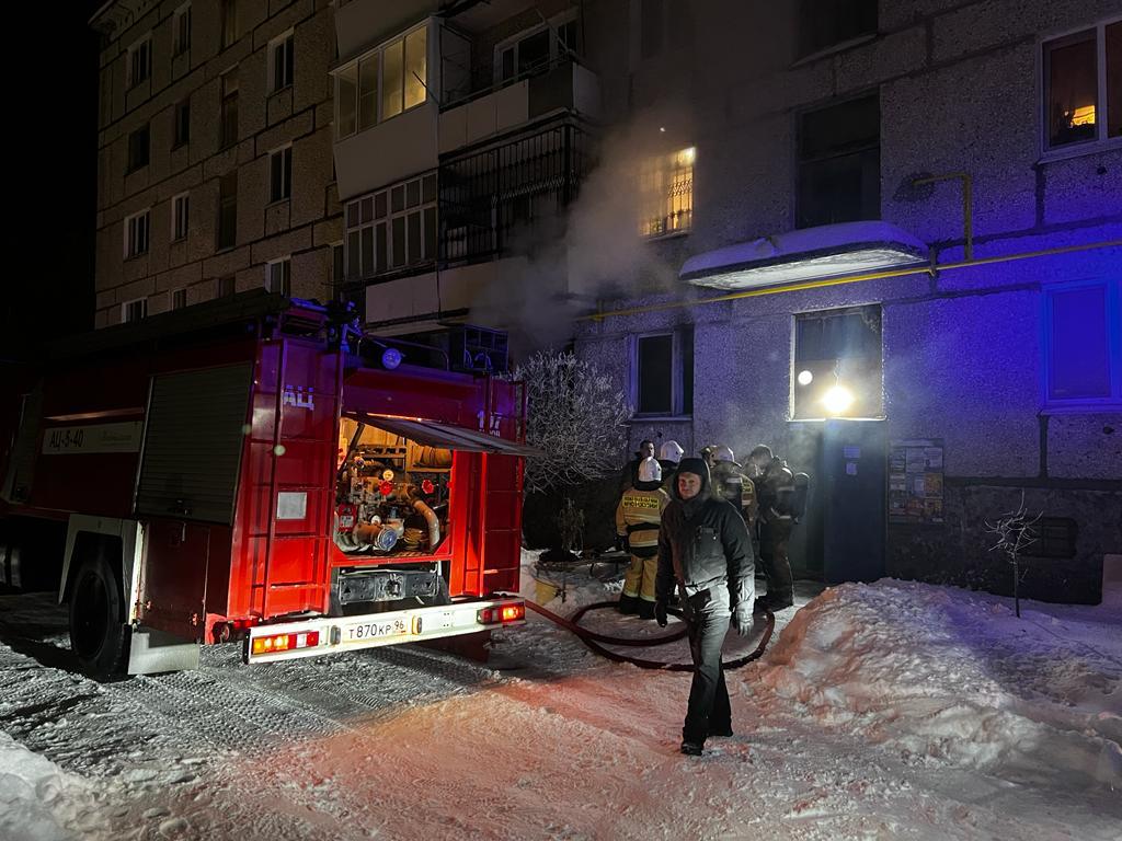 При пожаре в пятиэтажке в поселке Энергетиков пострадал мужчина |  Происшествия | СеровГлобус.ру